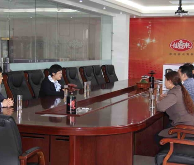 縣總工會(huì)主席劉和平走訪慰問(wèn)仙客來(lái)三位省人大代表