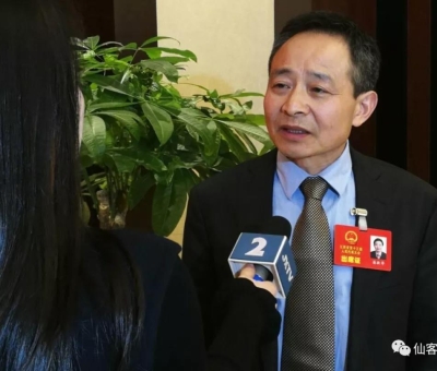 兩會上提了什么？這位人大代表再成各路媒體追逐焦點(diǎn)！